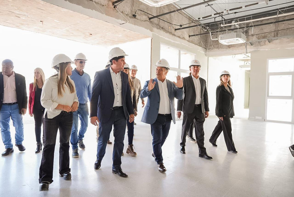 El gobernador Marcelo Orrego encabezó la visita a las obras del nuevo hospital de Calingasta.