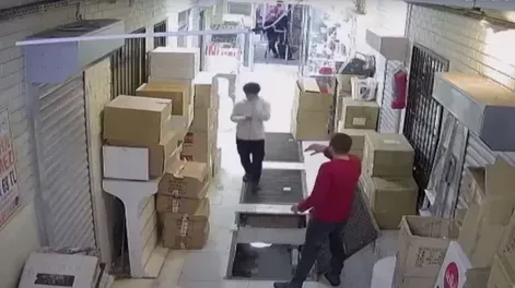 [VIDEO] Cayó a un agujero por ir distraído mirando el celular