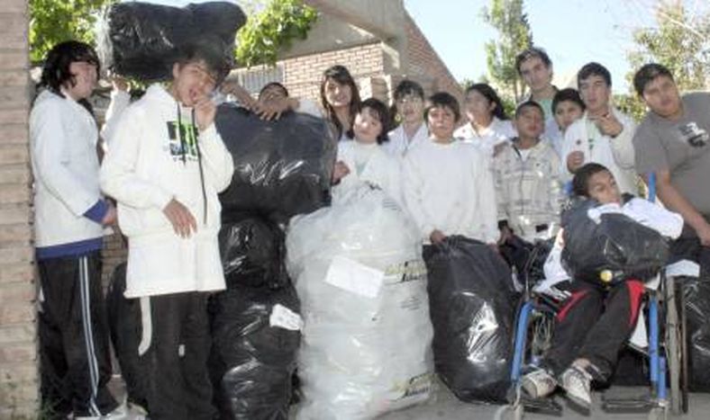Juntaron 1.875 botellas  para devolverles el favor