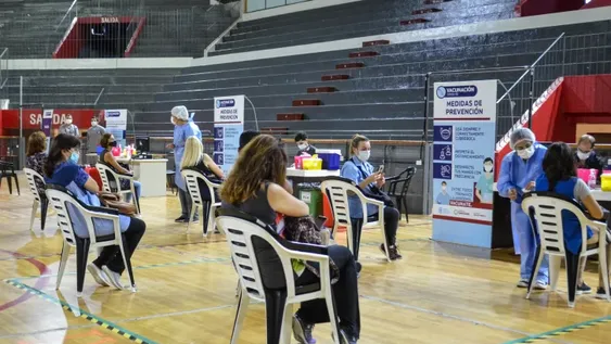 Combinación de vacunas: cómo es el mensaje que reciben quienes esperan la segunda dosis