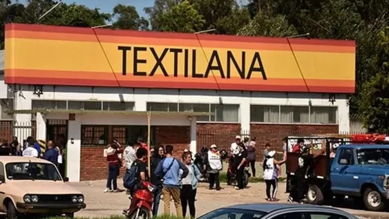 ACORRALADOS. Protesta de exempleados frente al local de Mauro Sergio.