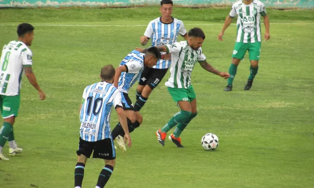 EXPERIENCIA. Marcos Figueroa controla ante la marca de los volantes de Argentino. Desamparados pasó a Cuarta Ronda y jugará contra Atenas. Foto: De Local.