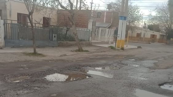 vecinos del barrio güemes llevan un ano entre aguas servidas y reclaman una solucion para las cloacas