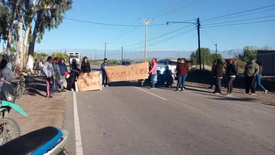 Papás reclaman que sus hijos están sin clases y piden que pongan módulos