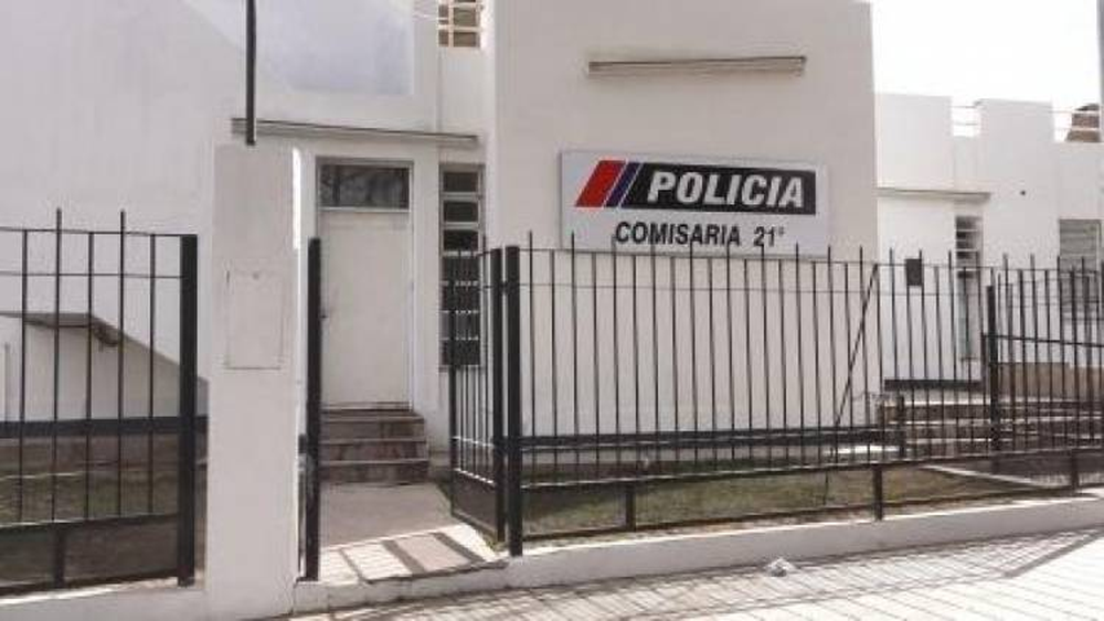 Efectivos de la Policía de Jáchal, bomberos y Gendarmería Nacional trabajan para recuperar el cuerpo.