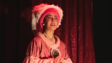 Diario de Cuyo | UNA EN UN SILLÓN, el unipersonal de Josefina De Cara, habla de un fantasma de mujer que espera en un rincón detenido en el tiempo y un teléfono que arde en silencio. 