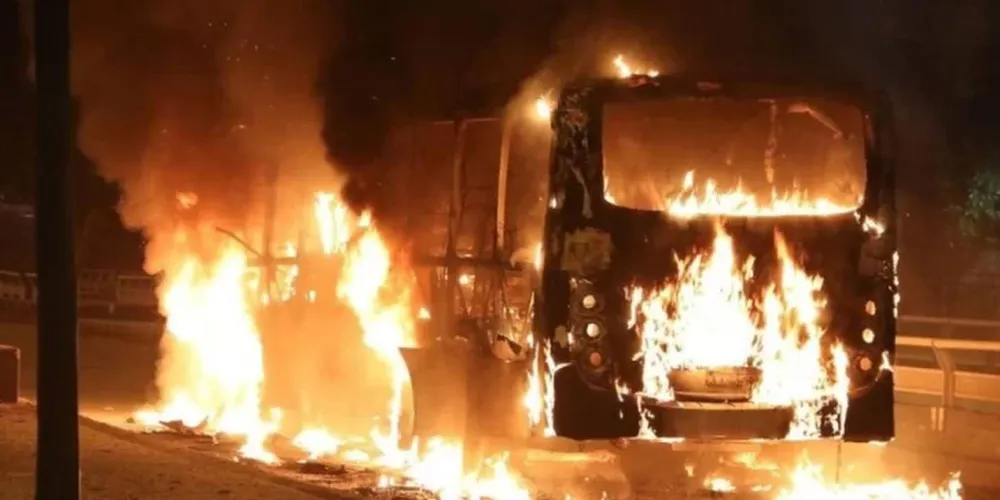 Violencia y caos en Brasil: incendiaron 35 autobuses en Río de Janeiro tras la muerte de un jefe parapolicial