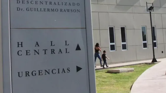 Una penitenciaria viajaba en una moto y se estrelló contra un guardrail: está grave