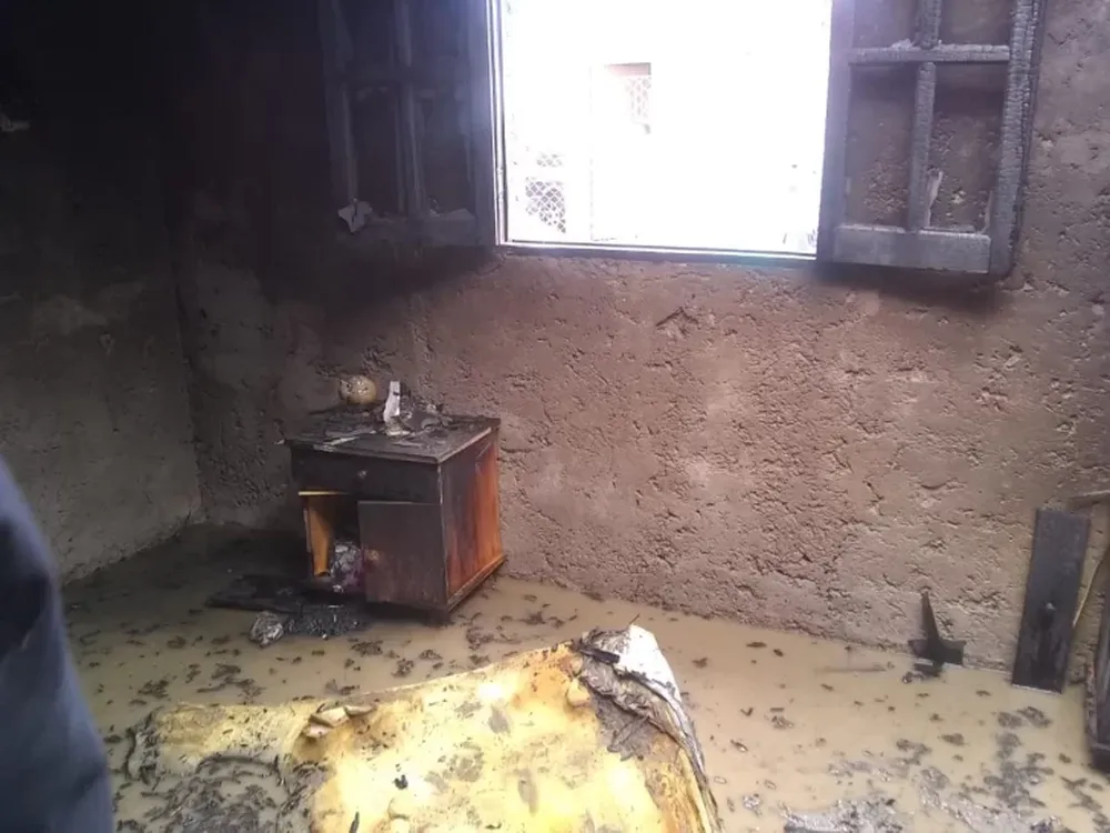 [FOTOS] Pérdidas casi totales por un feroz incendio en una vivienda de Pocito