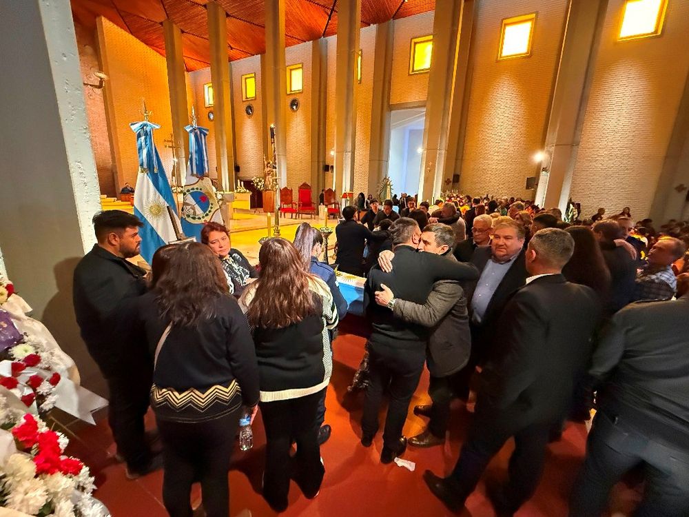 Funcionarios nacionales, provinciales y departamentales asistieron al funeral.