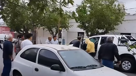 Detalles del caso de la mujer que quiso prender fuego la camioneta de su exmarido: agua caliente, un cuchillo y el hombre internado