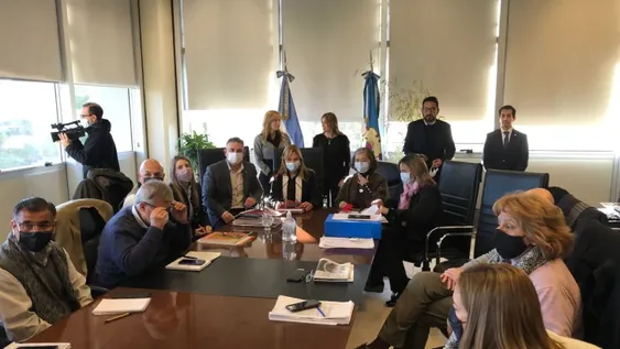 Paritaria docente: la reunión entre los gremios, Hacienda y Educación lleva más de 9 horas