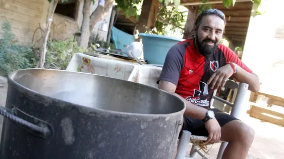 Jugaba al fútbol, es albañil y hoy tiene un merendero