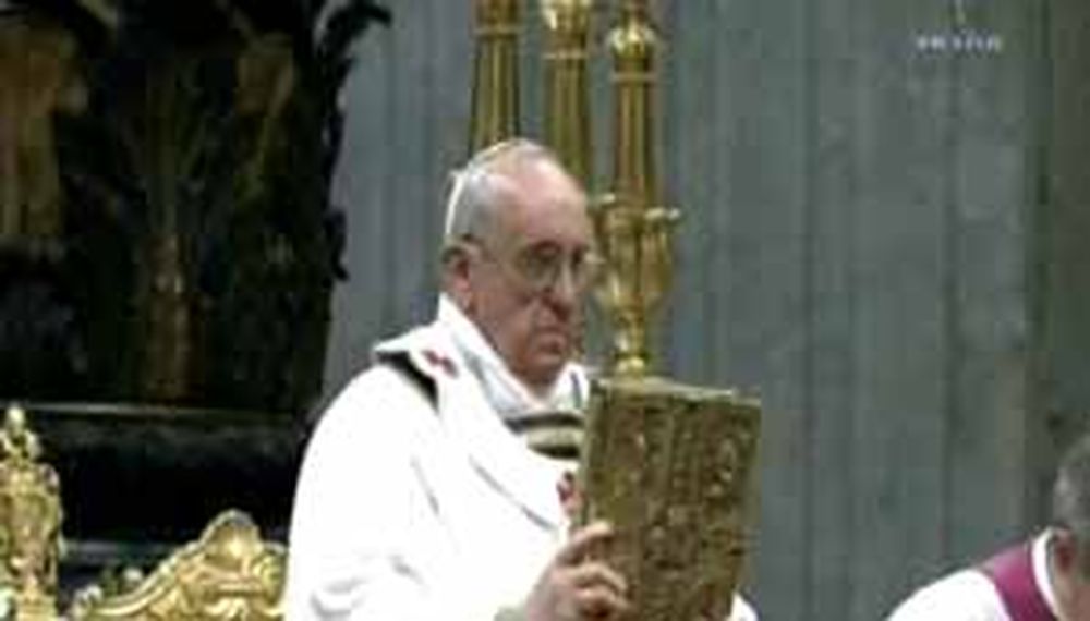 Francisco encabeza su Primera Vigilia de Pascuas en el Vaticano