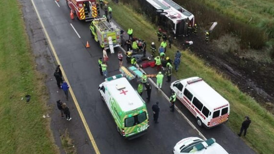 Otro micro volcó camino a Mar del Plata: hay decenas de heridos, entre ellos, 2 niños grave