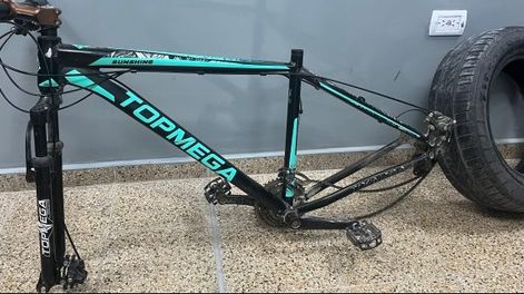 Detuvieron a dos sujetos que caminaban con un cuadro de bicicleta y dos cubiertas robadas