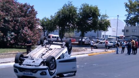 Choque terminó en un impactante vuelco y una mujer trasladada al hospital