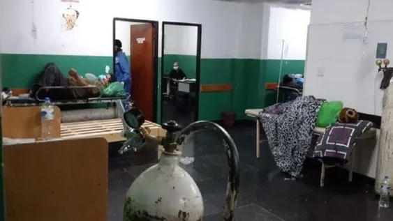 En Orán, Salta, compran sillones porque ya no tienen más camas