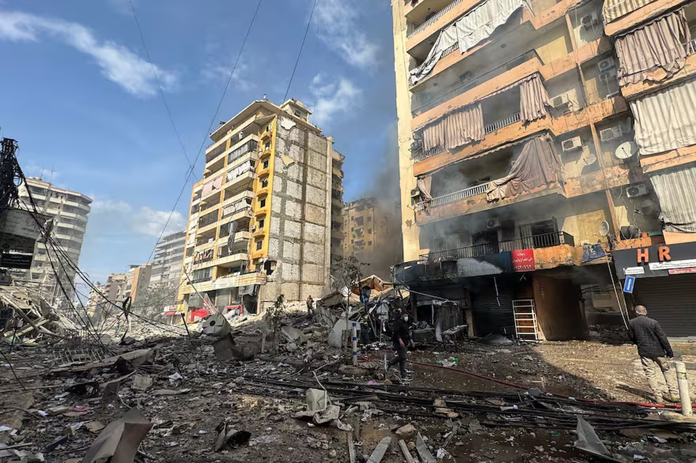 Escombros en el lugar de un ataque aéreo de Israel en el surde Beirut.