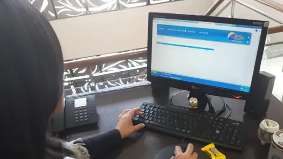 Teléfonos y páginas web para hacer trámites esenciales o consultas sin salir de casa