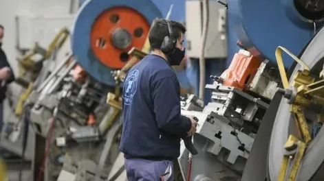 Multarán a las empresas que no paguen el bono y habrá restricciones para comprar dólares