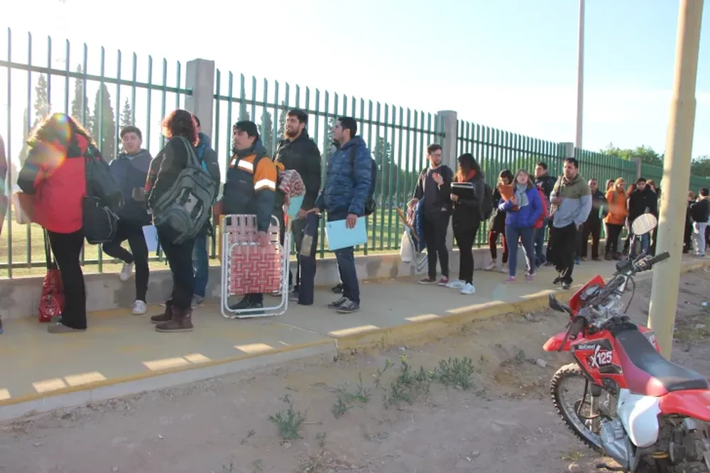 Masiva concurrencia a la convocatoria laboral de la UNSJ: hicieron hasta 18 horas de cola