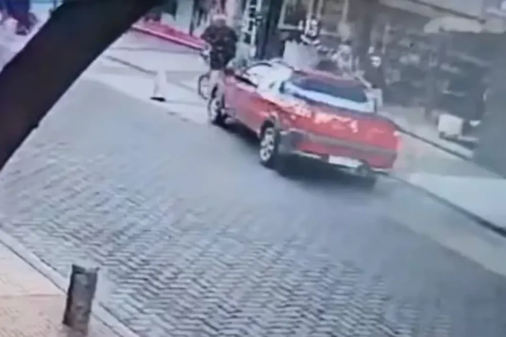 [VIDEO] Discutió con un ciclista, lo persiguió y lo atropelló