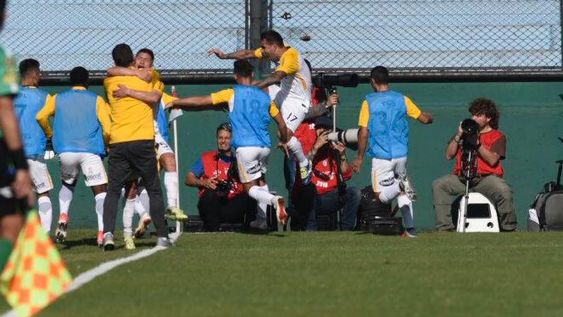 Rosario Central se adueñó del clásico rosarino y se metió en semis