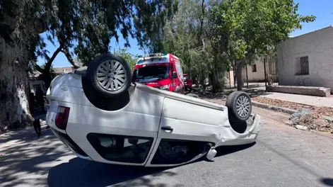 Una mujer que viajaba junto a su hijo en su auto, chocó a otro vehículo estacionado y volcó