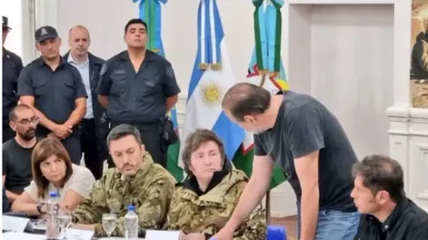 Tras el temporal que dejó 13 muertos, Milei recorrió Bahía Blanca y se reunió con Kicillof