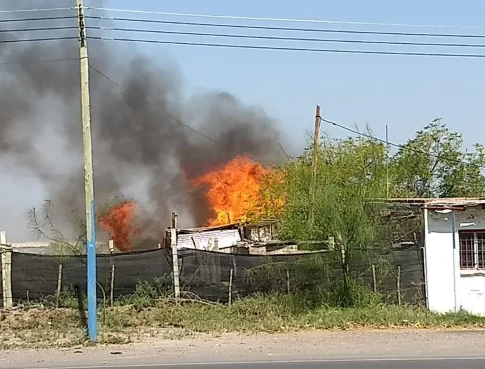 El fuerte viento Sur hizo arder una conocida maderera de Pocito
