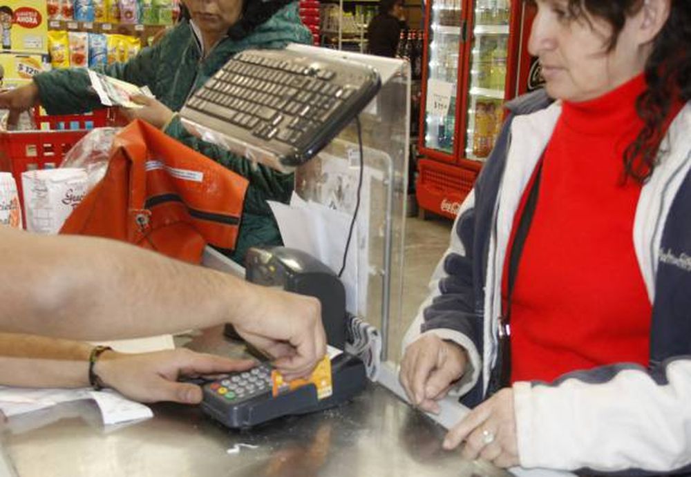 Tarjetas: es ilegal que el  comercio cobre recargos
