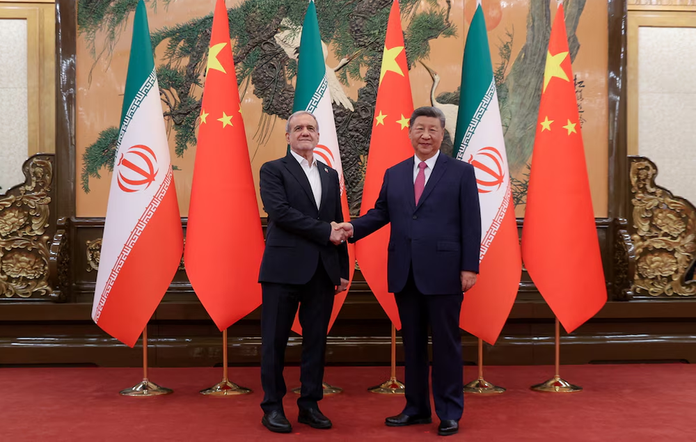 El presidente iraní Masoud Pezeshkian y su par chino Xi Jinping, durante una reunión en Pekín. (Archivo)