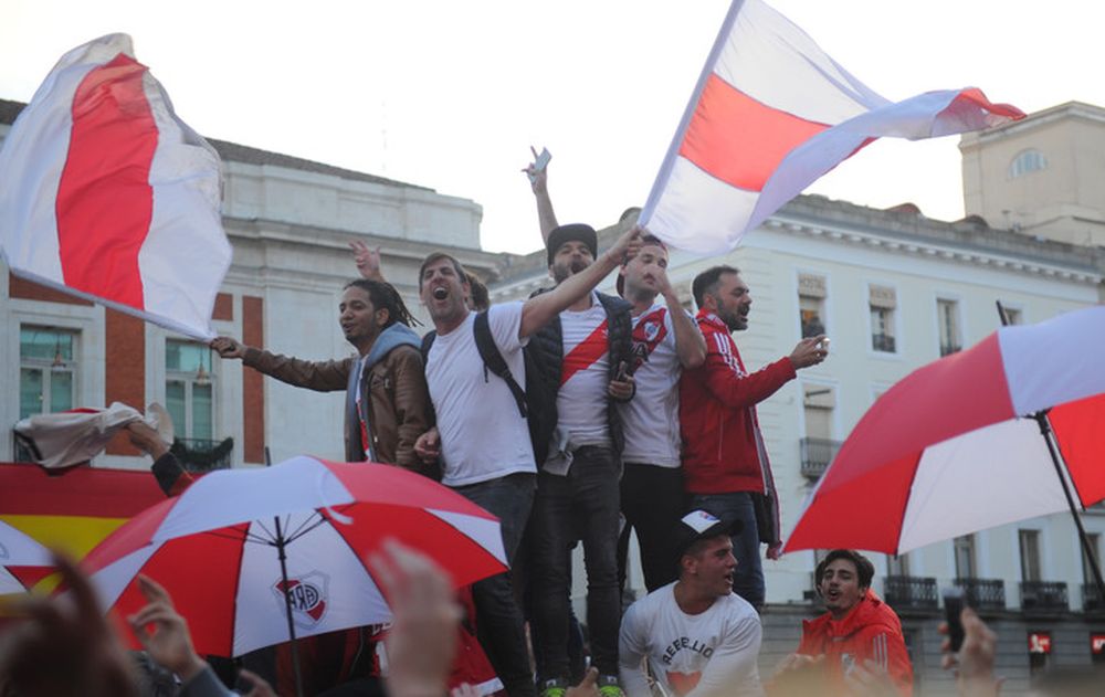 Multitudinario banderazo de los hinchas de River