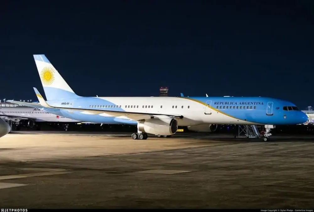 El nuevo avión presidencial llegó al país: una maniobra en el aterrizaje llamó la atención