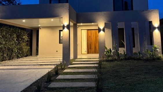 La casa de Manuel Adorni en el country Indio Cua tras las obras de remodelación.&nbsp;