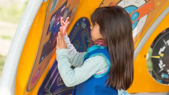 Los aparatos que llegaron para aprender en pleno recreo