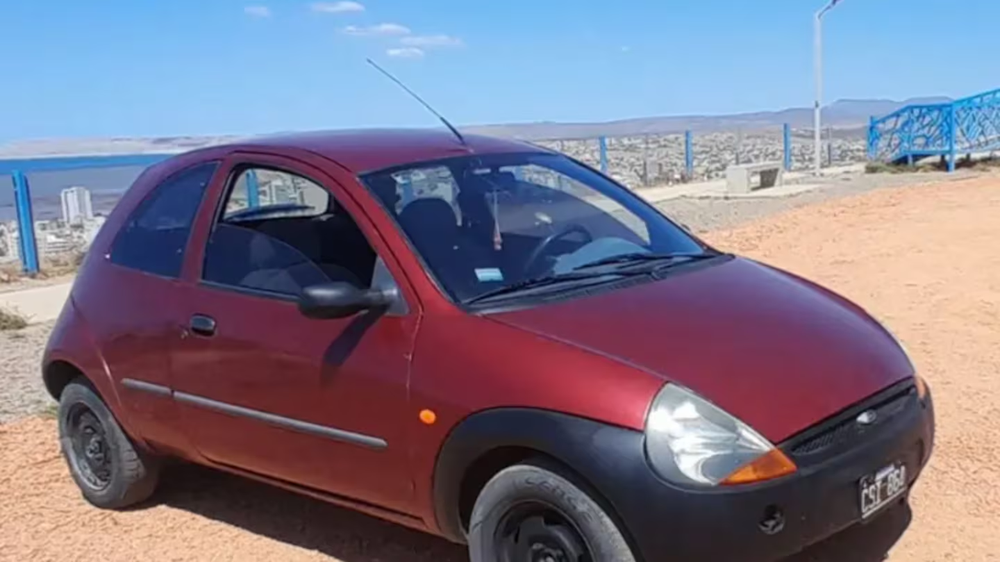 El dueño del Ford Ka modelo 1999 sorteó su vehículo para pagar la operación de su hijo (Foto: gentileza La Voz).