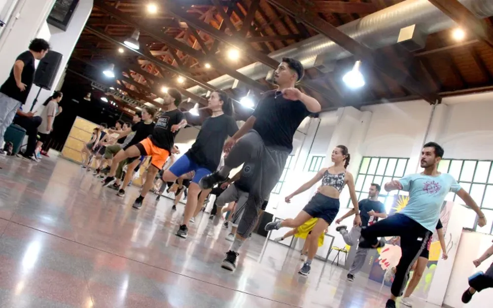 EL BALLET COMPLETO. Uno de los ensayos del cuerpo de danza bajo la atenta mirada de los guionistas y coreógrafos, Javier Riveros y Natalia Luna (a la izq.)