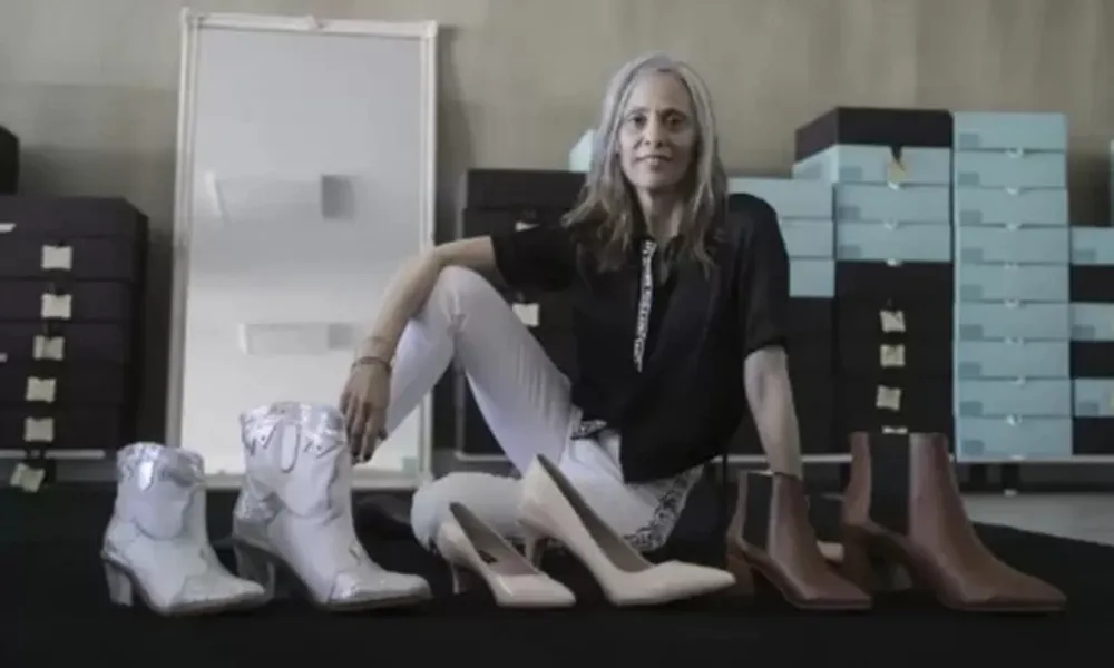 Sólo podía usar zapatos de niña y ahora diseña calzados XXS y XXL