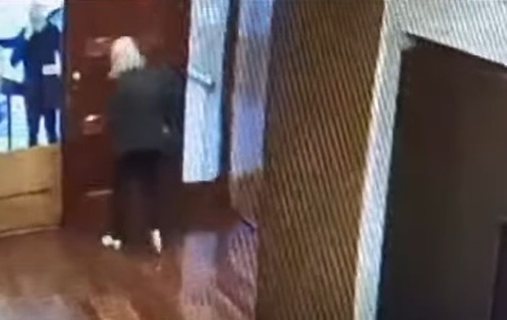 Video: engañaron a una anciana y le robaron los ahorros de toda la vida