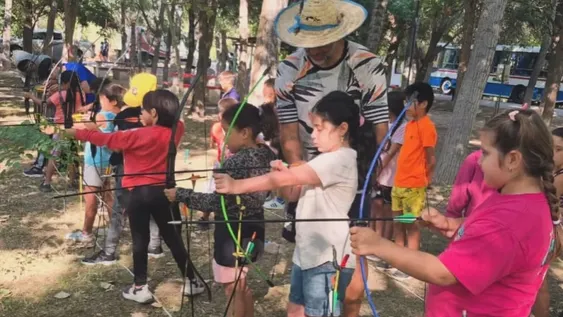 En la Colonia de Verano en Zonda disfrutaron de un Taller de Arquería.