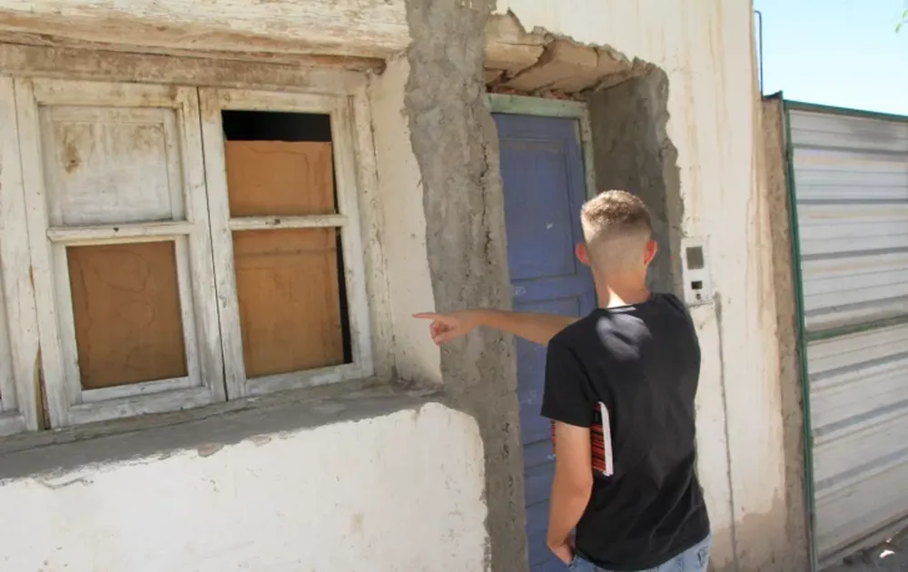 Una banda armada asaltó y golpeó a una familia cuando dormía, por $800 y aparatos