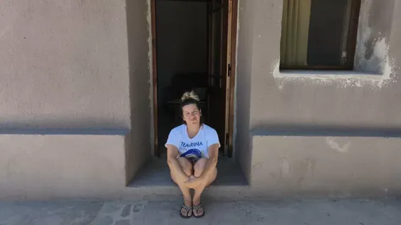 Giselle, en la puerta de su nuevo hogar, en Iglesia