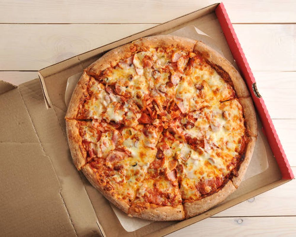 Pidió una pizza por delivery y se llevó una decepcionante sorpresa: “Hojas A4”
