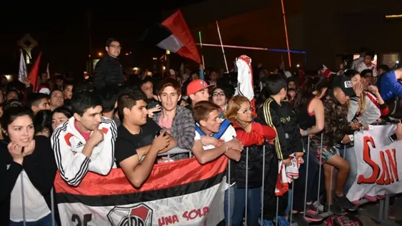 Los hinchas del “Millo” le dieron una cálida bienvenida al plantel