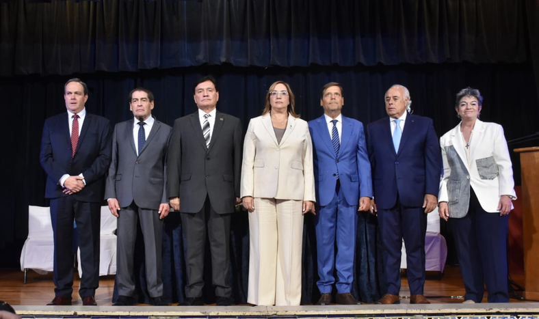 De izq a der. El fiscal General, Guillermo Baigorrí; ministro Guillermo De Sanctis; presidente de la Corte, Daniel Olivares Yapur; ministra Adriana García Nieto; ministro Juan José Victoria; ministro Marcelo Lima; defensora General, Mónica Sefair.-