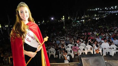 Ángeles, la rubia que ganó la corona de Santa Lucía