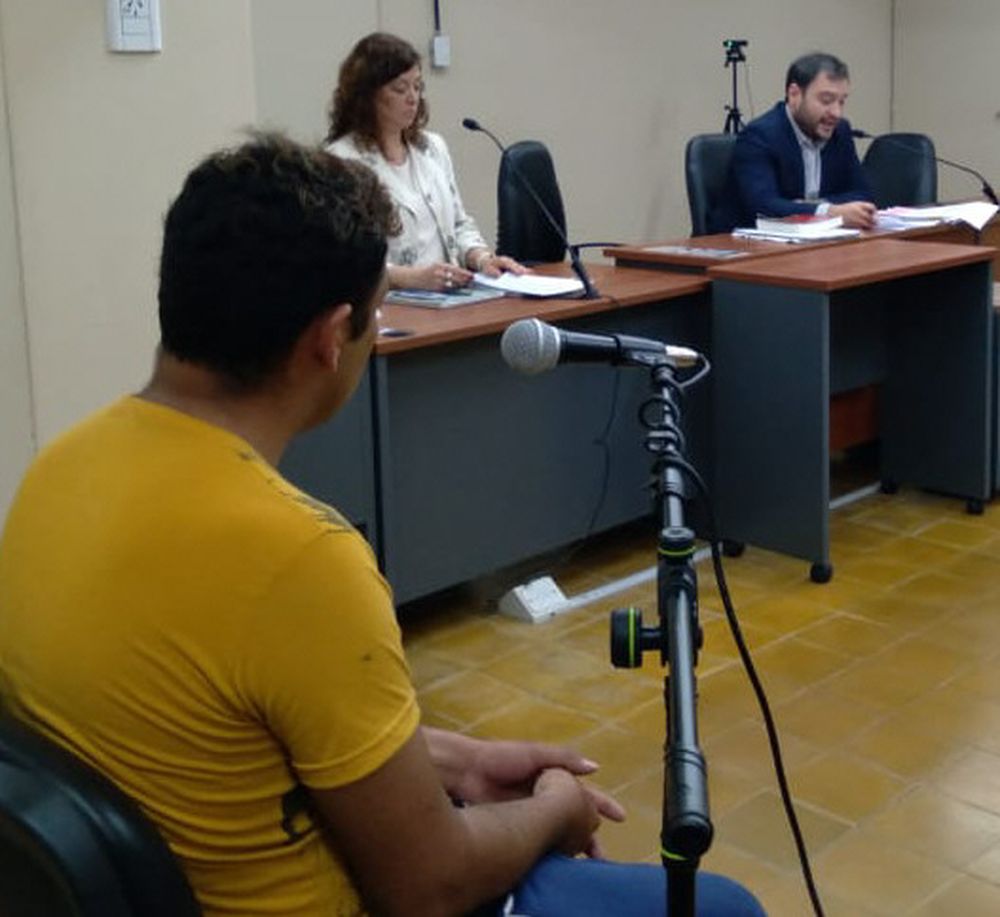 Corrompió a un menor mostrándole pornografía