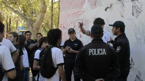 Industrial: por el mural  K crece el escándalo
